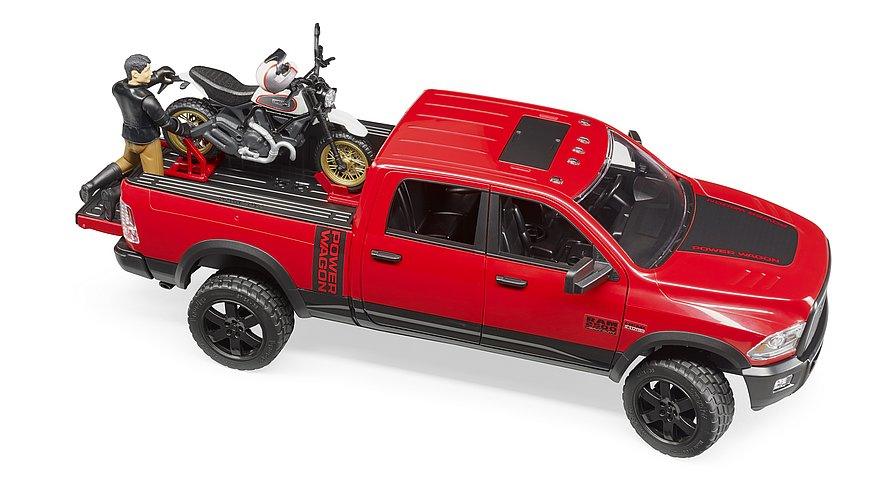 RAM 2500 Power Wagon avec Ducati Desert Sled et conducteur - La Ribouldingue